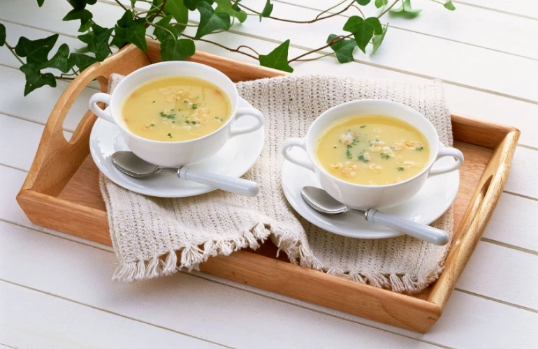 zupa w filiżankach, łyżeczki